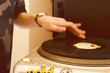 DJ 5L & John Type – Freestyle Scratching